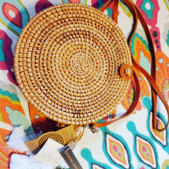 Snap Closure Straw Circle Tote Handbag with White Tassle - Picture 4 of 4